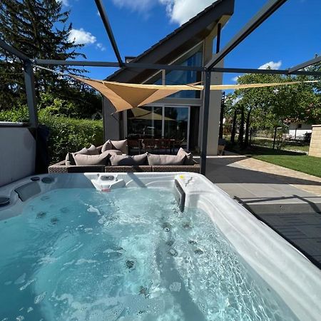 Beige Villa Balatonkenese Eksteriør bilde