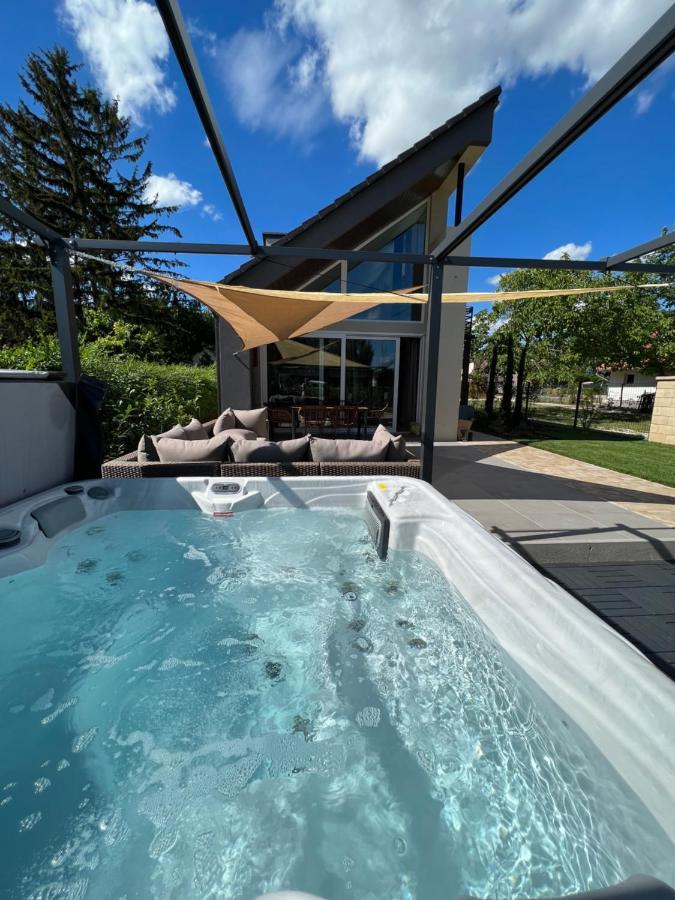 Beige Villa Balatonkenese Eksteriør bilde